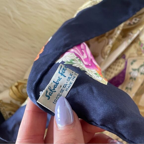 RARE Salvatore Ferragamo scarf - Picture 8 of 8